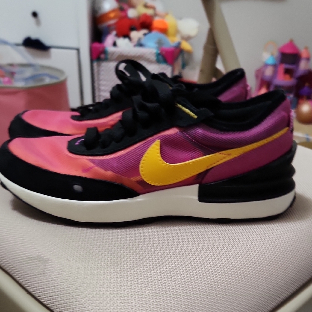 Nike Waffle One (GS) Active Fuchsia University Gold Kids Sneaker DC0481 600